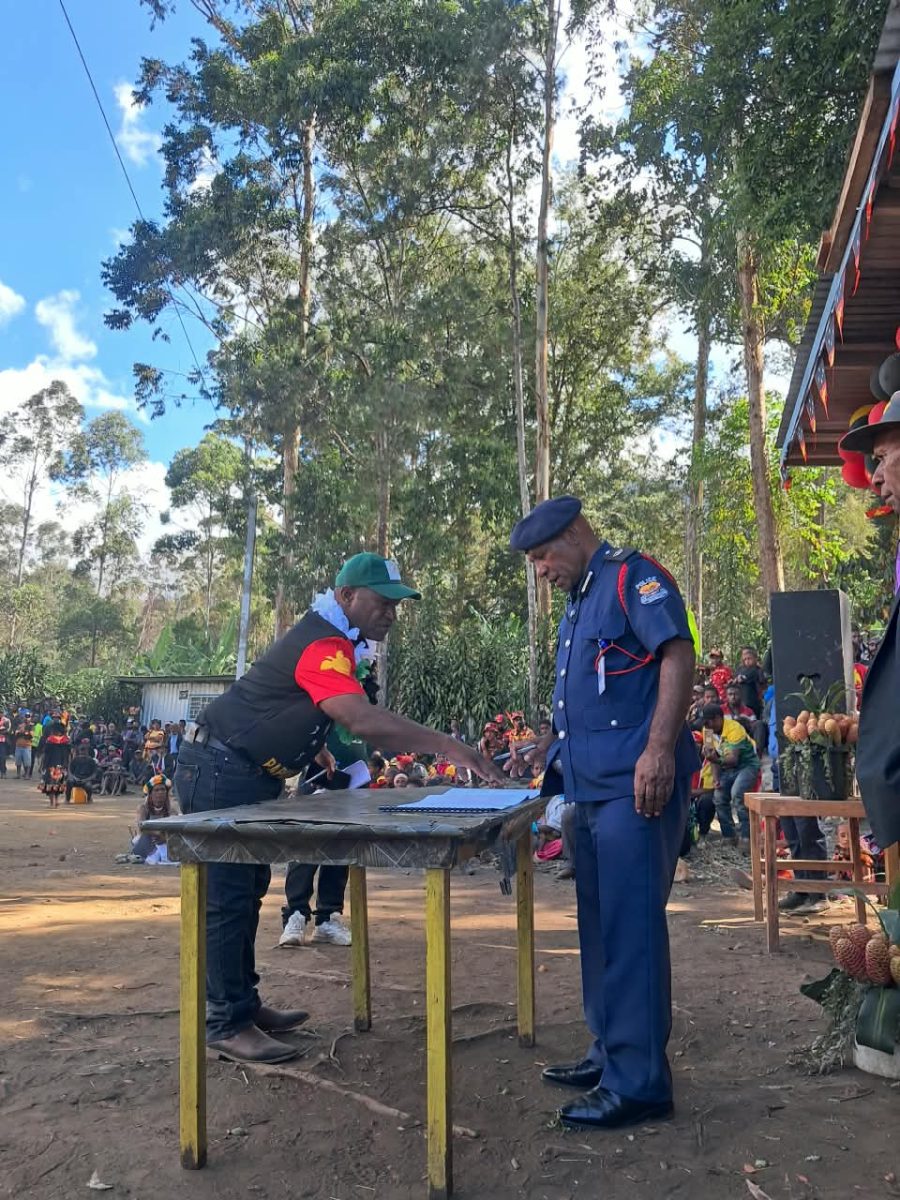 Officials at the Poketamanda community event